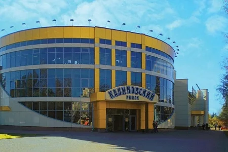 Здание торгового центра "Калиновский рынок" размерами 39,30x126,00x8,80/12,70 м